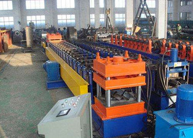 中国 容易な操作を用いる機械を形作る電流を通された鋼鉄ハイウェーのガードレール ロール サプライヤー
